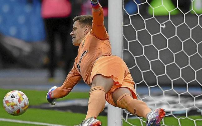 Ter Stegen realiza una estirada en la tanda de penaltis de las semifinales de la Supercopa ante el Betis del pasado mes de enero. Ter Stegen realiza una estirada en la tanda de penaltis de las semifinales de la Supercopa ante el Betis del pasado mes de enero.