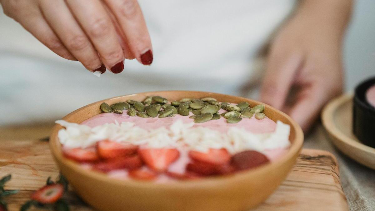 Bol saludable con fruta y semillas de calabaza