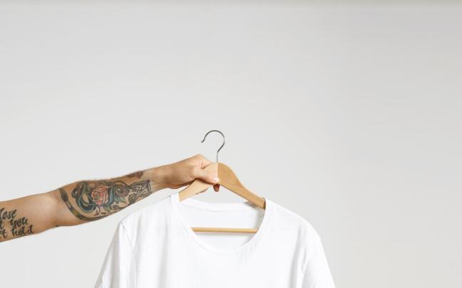 La Ordenatriz explica cómo evitar las manchas en la ropa blanca / Freepik La Ordenatriz explica cómo evitar las manchas en la ropa blanca