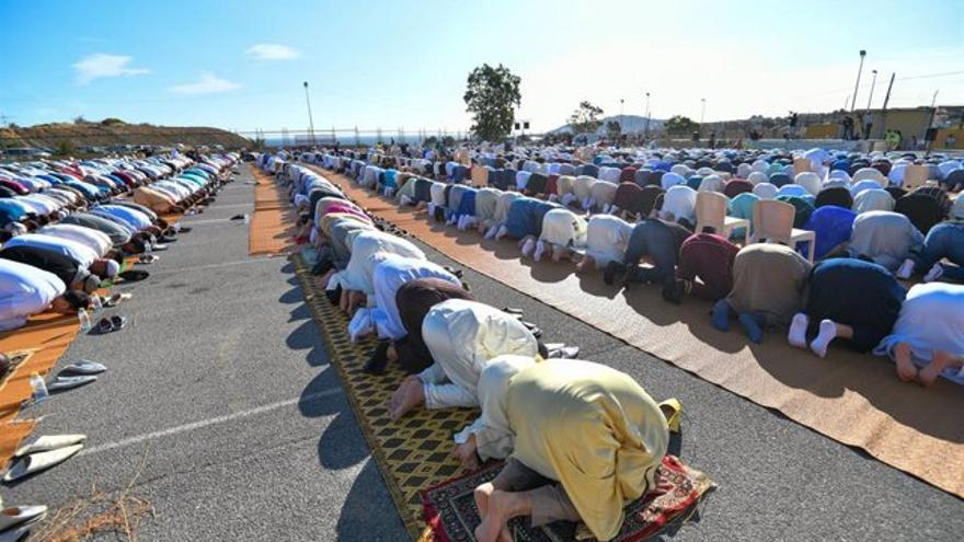 Un grupo de musulmanes, rezando