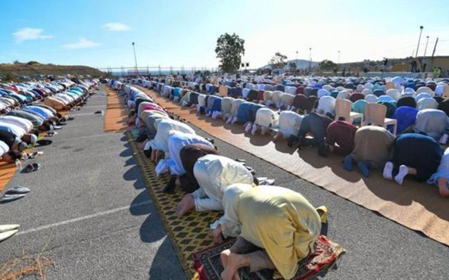 Un grupo de musulmanes, rezando