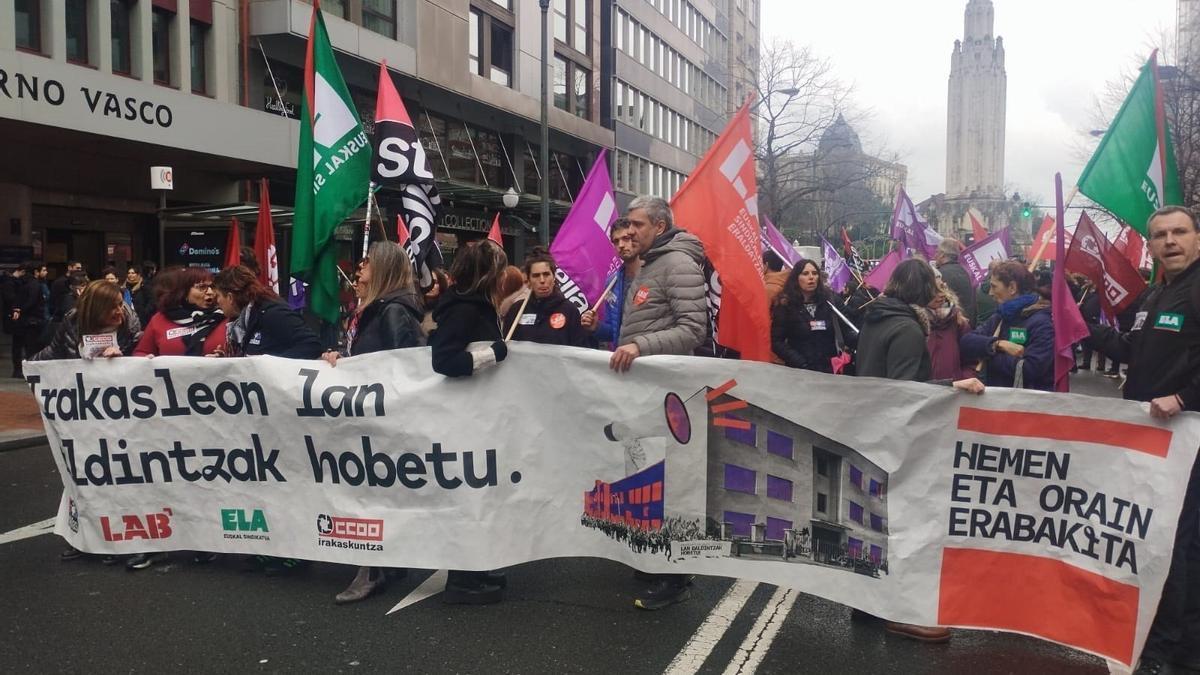 Los sindicatos LAB, Steilas, ELA y CCOO, encabezan la manifestación del profesorado de la enseñanza pública vasca