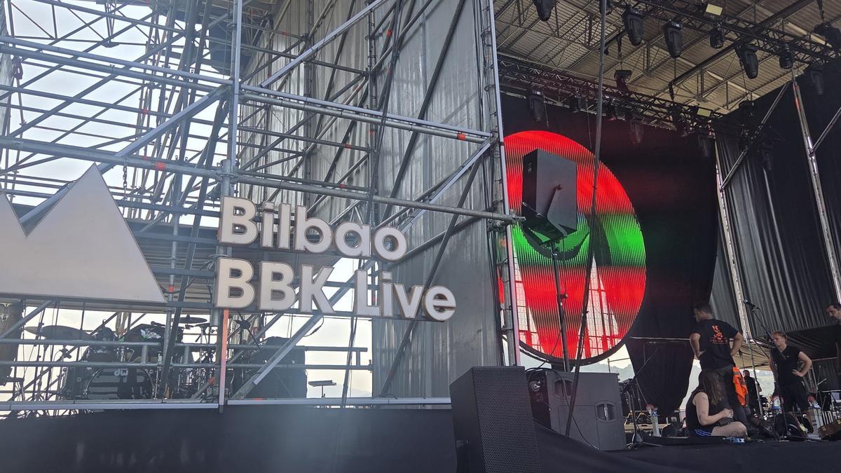 Músicos preparando el concierto en el Escenario Repsol