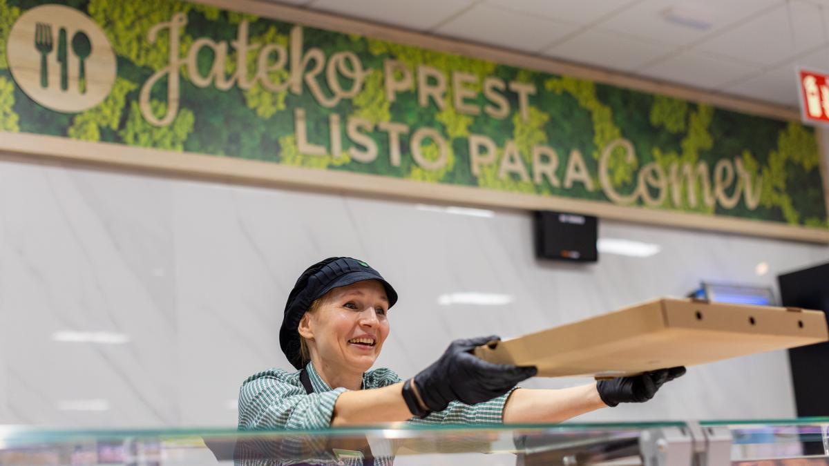 Irina, trabajadora del supermercado de El Árbol en Santurtzi, Bizkaia.