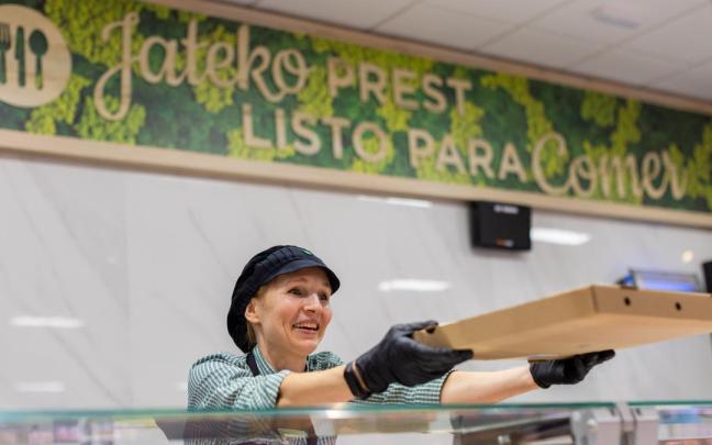 Irina, trabajadora del supermercado de El Árbol en Santurtzi, Bizkaia.