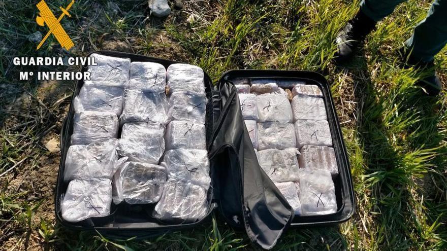 La maleta que portaban los detenidos.