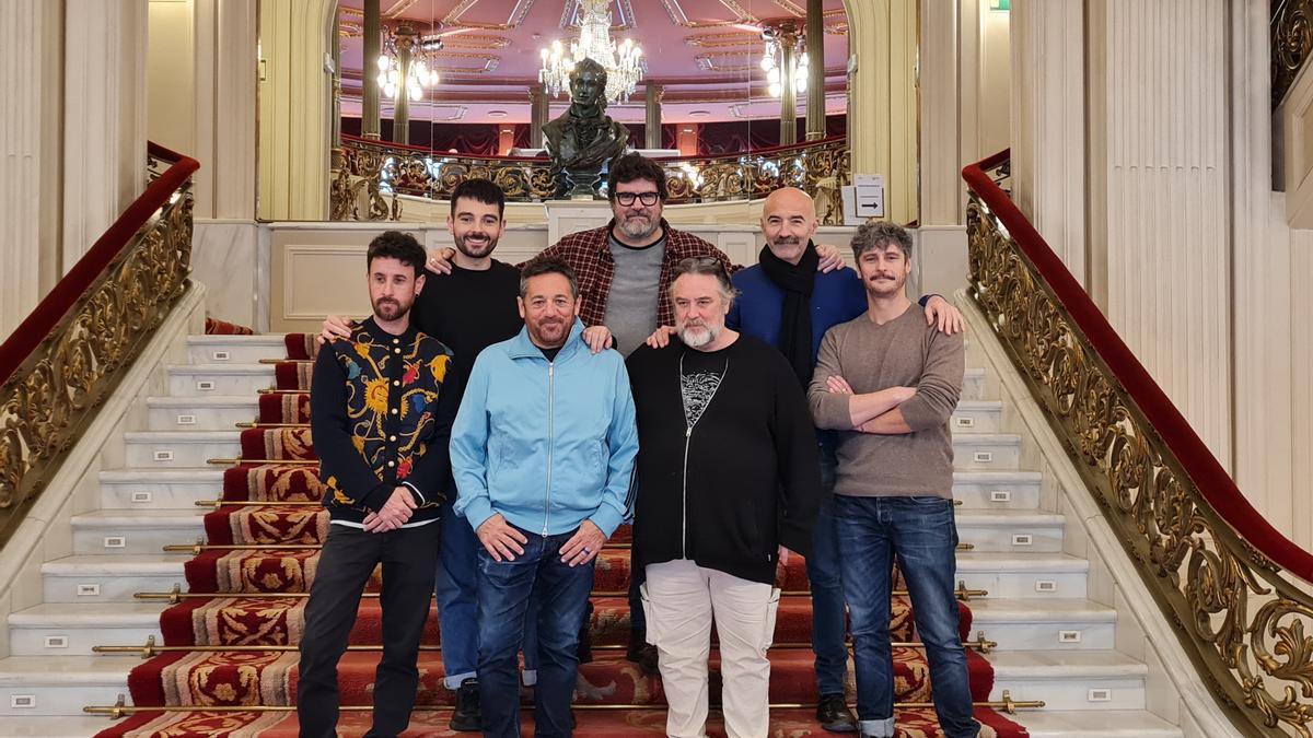 El elenco (arriba) afronta el reto de interpretar un libreto planteado para 12 intérpretes / TEATRO ARRIAGA