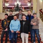 El elenco (arriba) afronta el reto de interpretar un libreto planteado para 12 intérpretes / TEATRO ARRIAGA