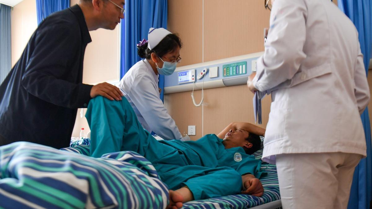 Un herido atendido por los equipos sanitarios tras la explosión