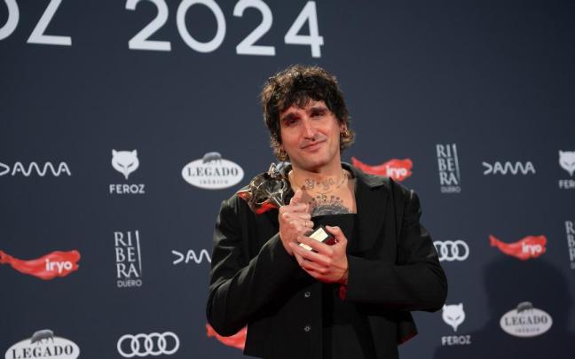 La Dani posa tras recibir el Premio Feroz a Mejor Actor de Reparto.