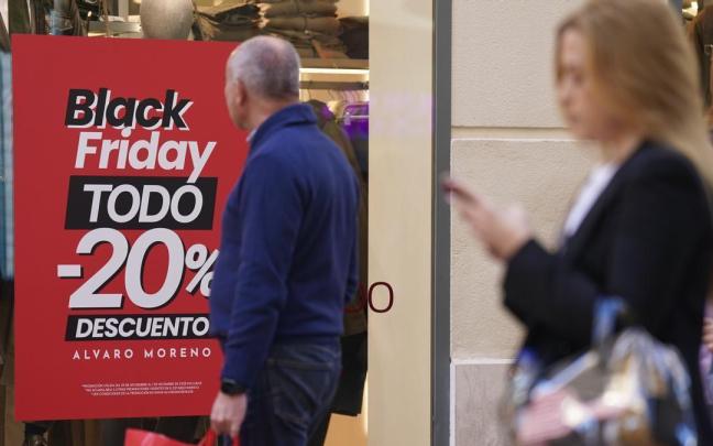 Imagen de comercios anunciando sus descuentos para el Black Friday.
