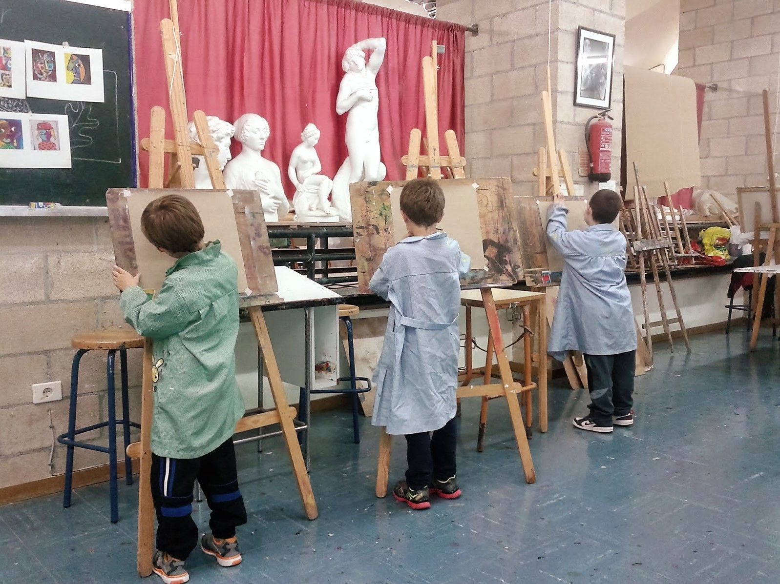 Alumnos de pintura infantil en la escuela artística Juan de Aranoa de Amurrio