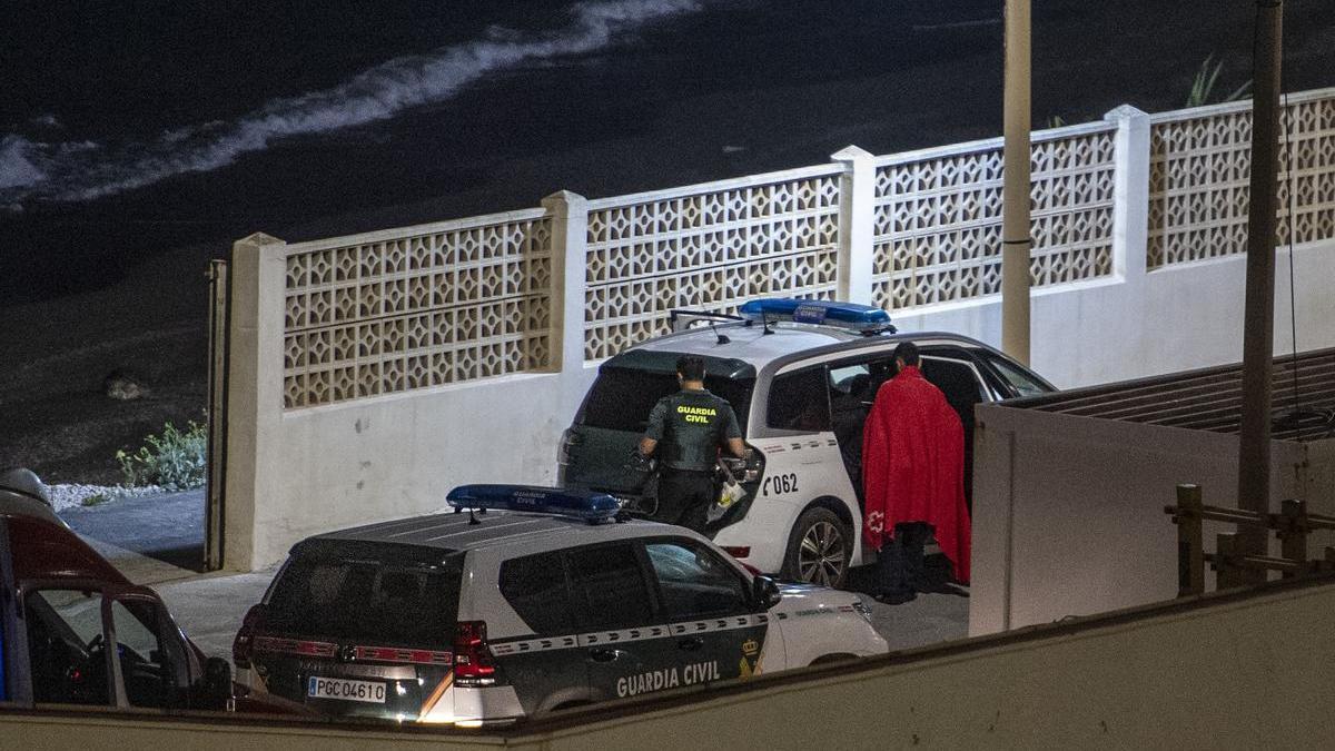 Varios vehículos de la Guardia Civil en la frontera del Tarajal en Ceuta.