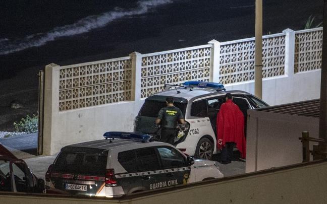 Varios vehículos de la Guardia Civil en la frontera del Tarajal en Ceuta.