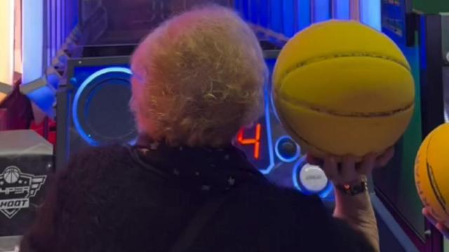 La anciana, cogiendo el balón por primera vez.