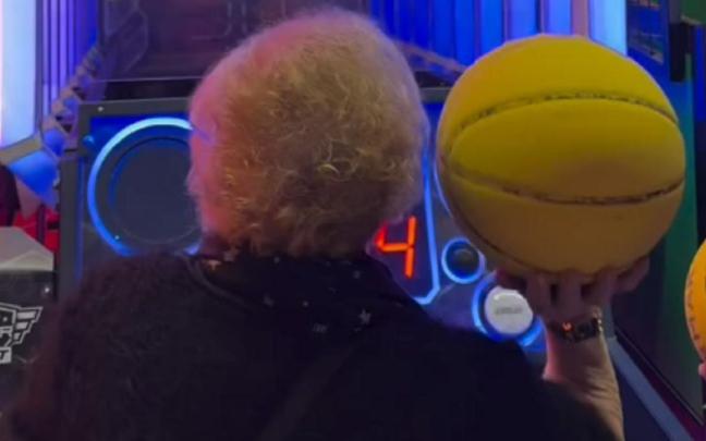 La anciana, cogiendo el balón por primera vez.