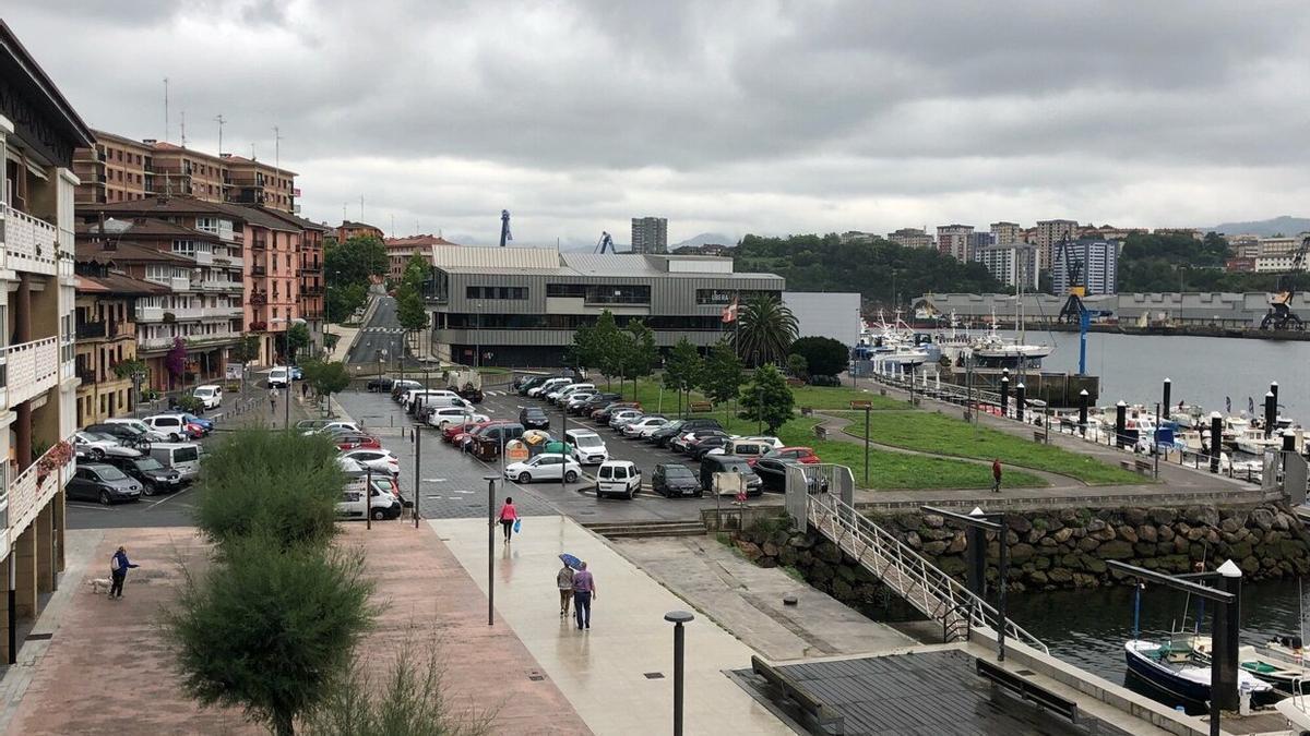 Vista desde el ayuntamiento de Pasaia de la plaza de Bizkaia.
