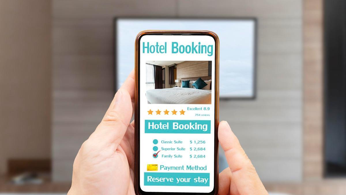 Un hombre reserva un hotel en Booking.