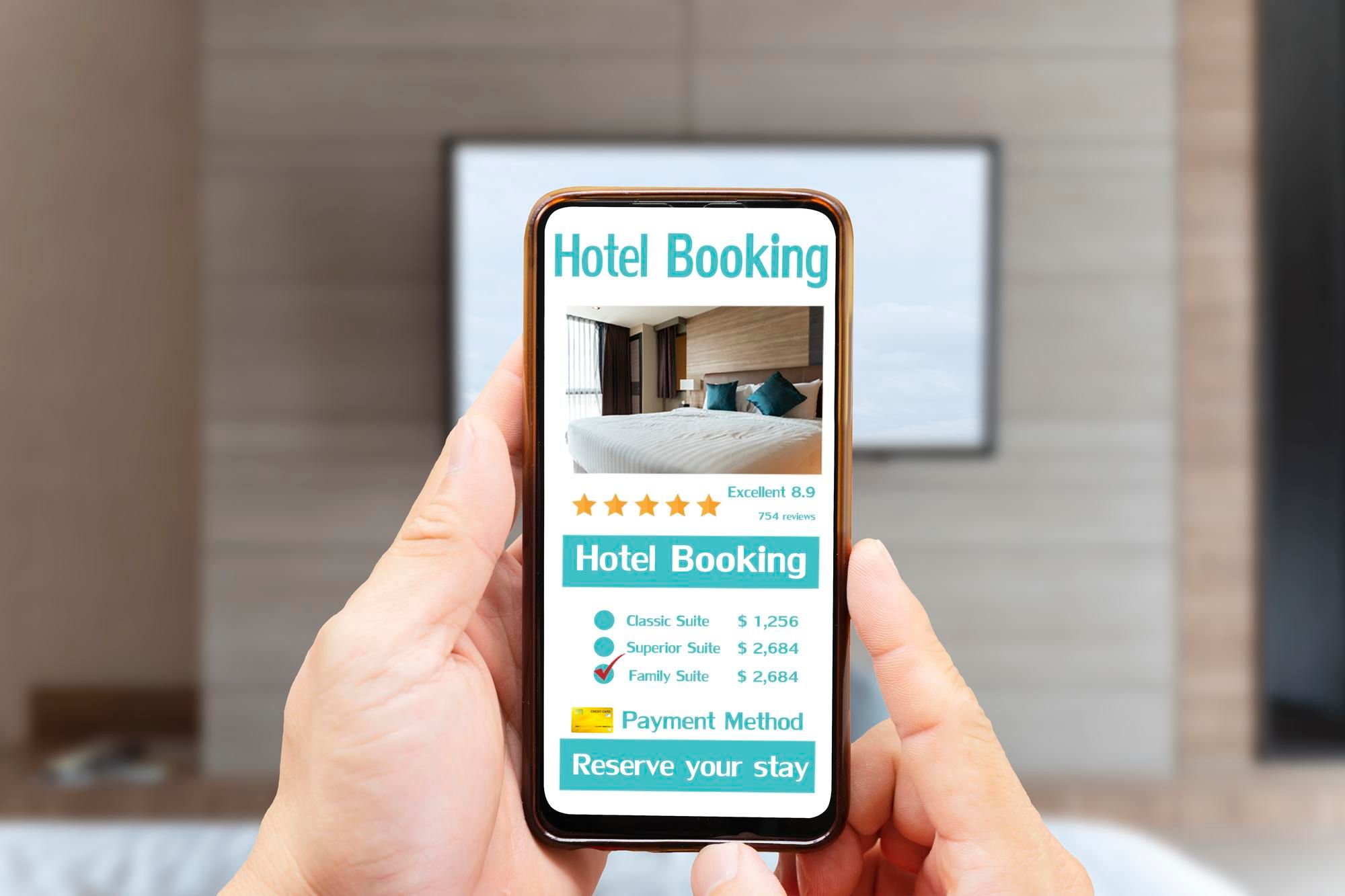Un hombre reserva una habitación de hotel a través de Booking.