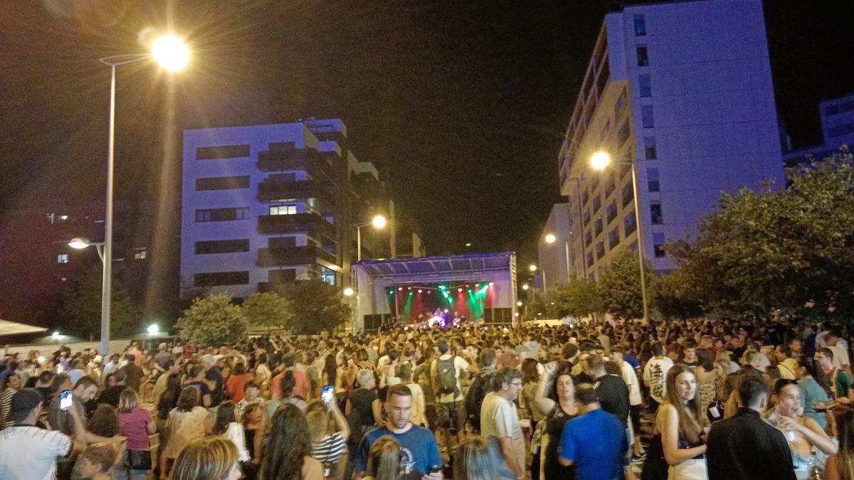 En imágenes: largas colas en un puesto que ha arrasado en las fiestas de Zabalgana