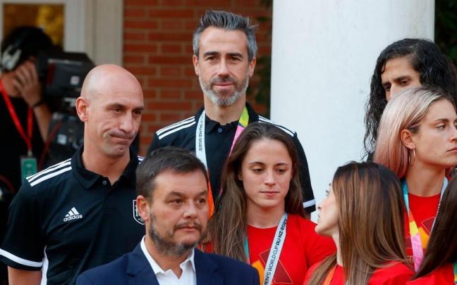 El entrenador de la selección femenina de fútbol Jorge Vilda, junto al presidente de la RFEF, Luis Rubiales.
