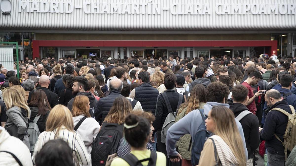 Las aglomeraciones continúan fuera de la estación de Chamartín.