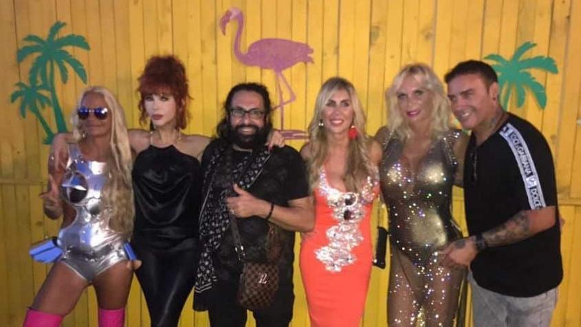 Yurena, Malena y Yola, con Juan Miguel y Dinio, de 'Hotel Glam'. Leticia Sabater se coló ahí.