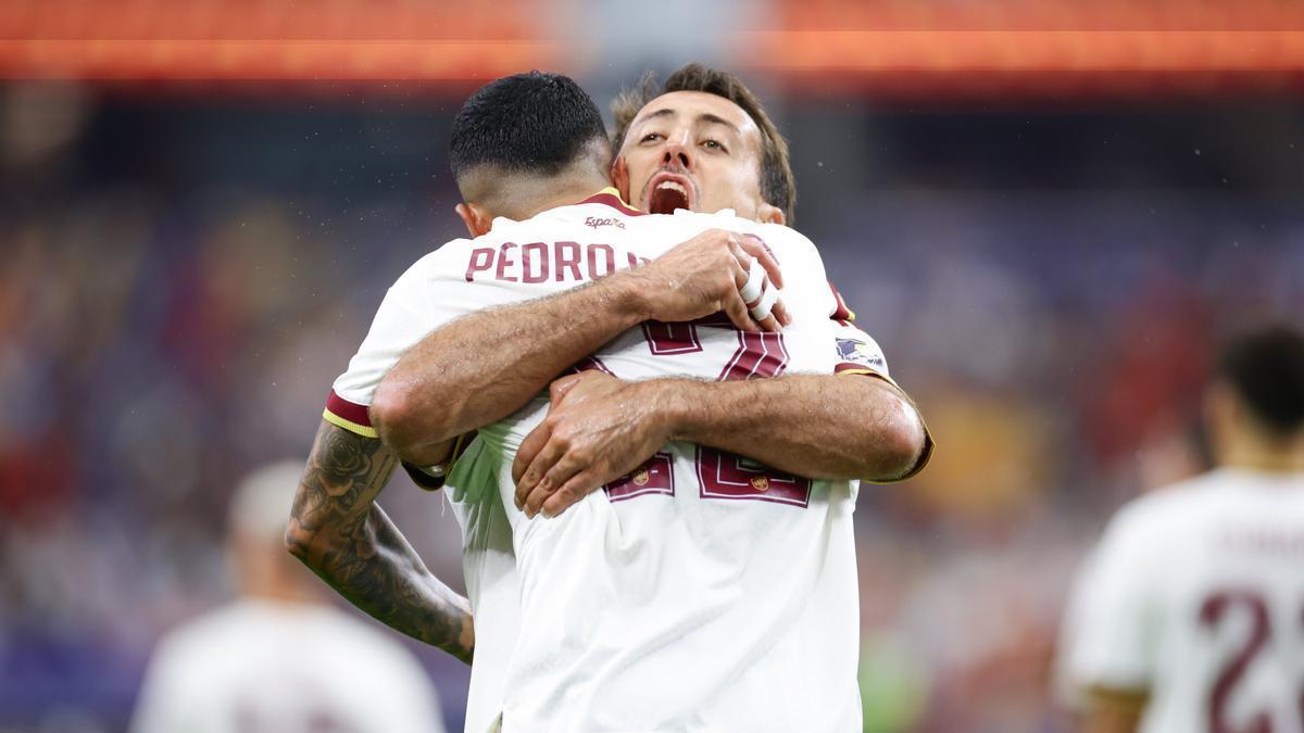 Mikel Oyarzabal se abraza con Pedro Porro, los dos goleadores ante Francia.