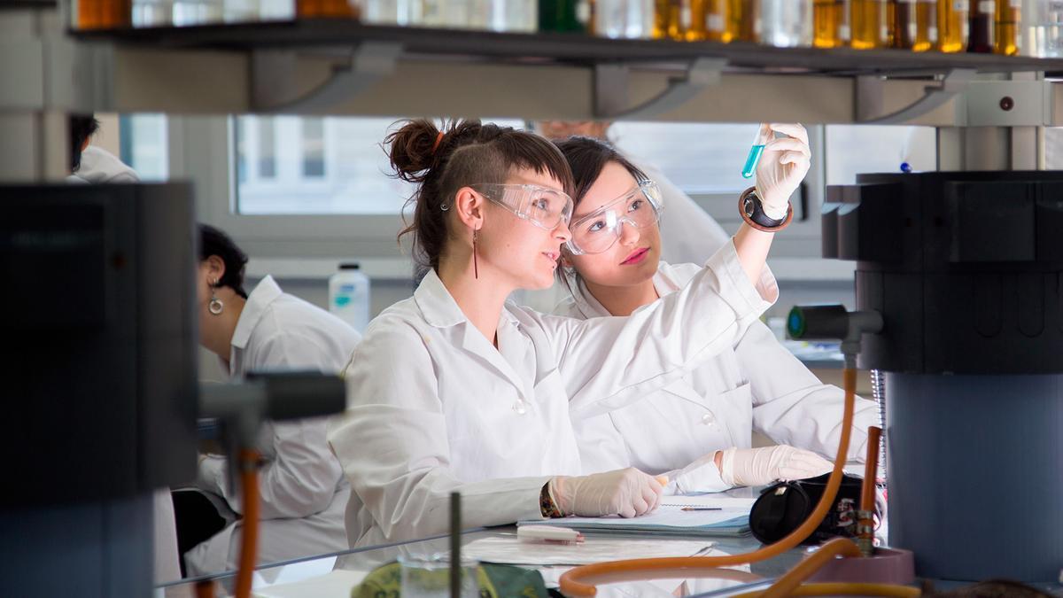 Dos estudiantes de la Universidad del País Vasco ensayando en un laboratorio.