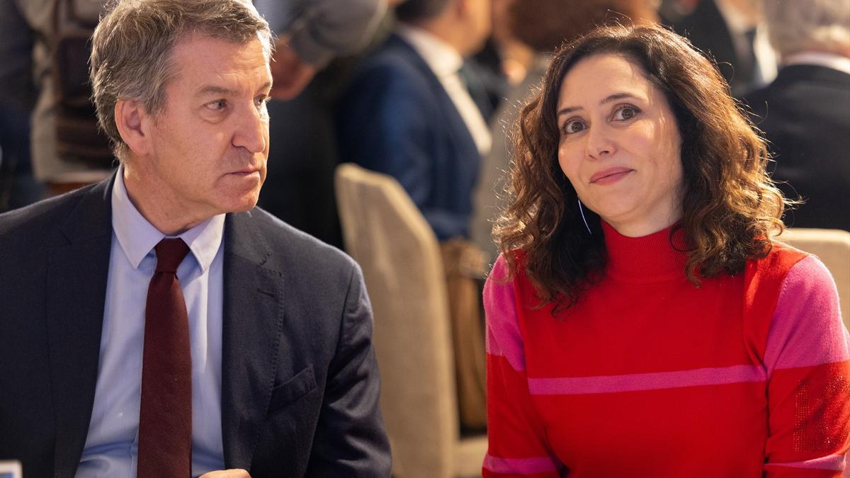 El presidente del Partido Popular, Alberto Núñez Feijóo y la presidenta de la Comunidad de Madrid, Isabel Díaz Ayuso, durante un desayuno informativo.