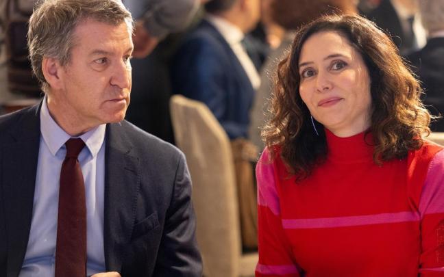 El presidente del Partido Popular, Alberto Núñez Feijóo y la presidenta de la Comunidad de Madrid, Isabel Díaz Ayuso, durante un desayuno informativo.