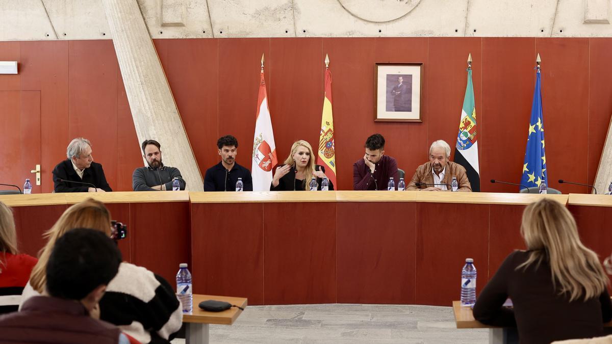 Familiares de Francisca Cadenas, junto con su abogada, Verónica Guerrero.