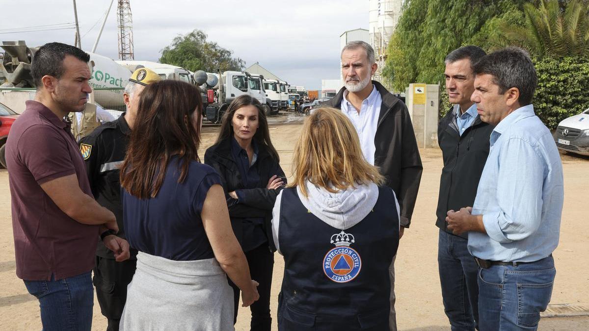 Felipe VI y Letizia llegan a Paiporta, una de las localidades más afectadas por la DANA