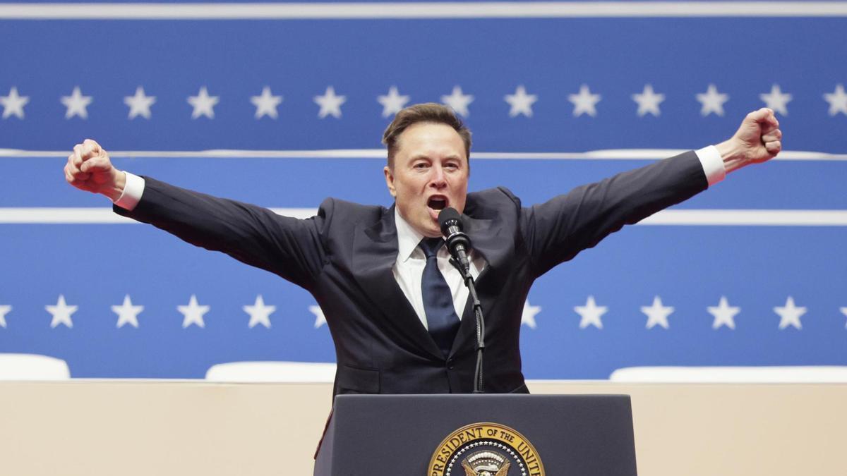 Musk gesticula durante su discurso en el Capital One Arena.