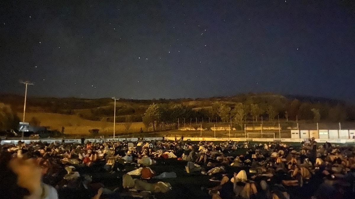 Cientos de personas, tumbadas en el campo de fútbol de Puente la Reina-Gares viendo las Perseidas.