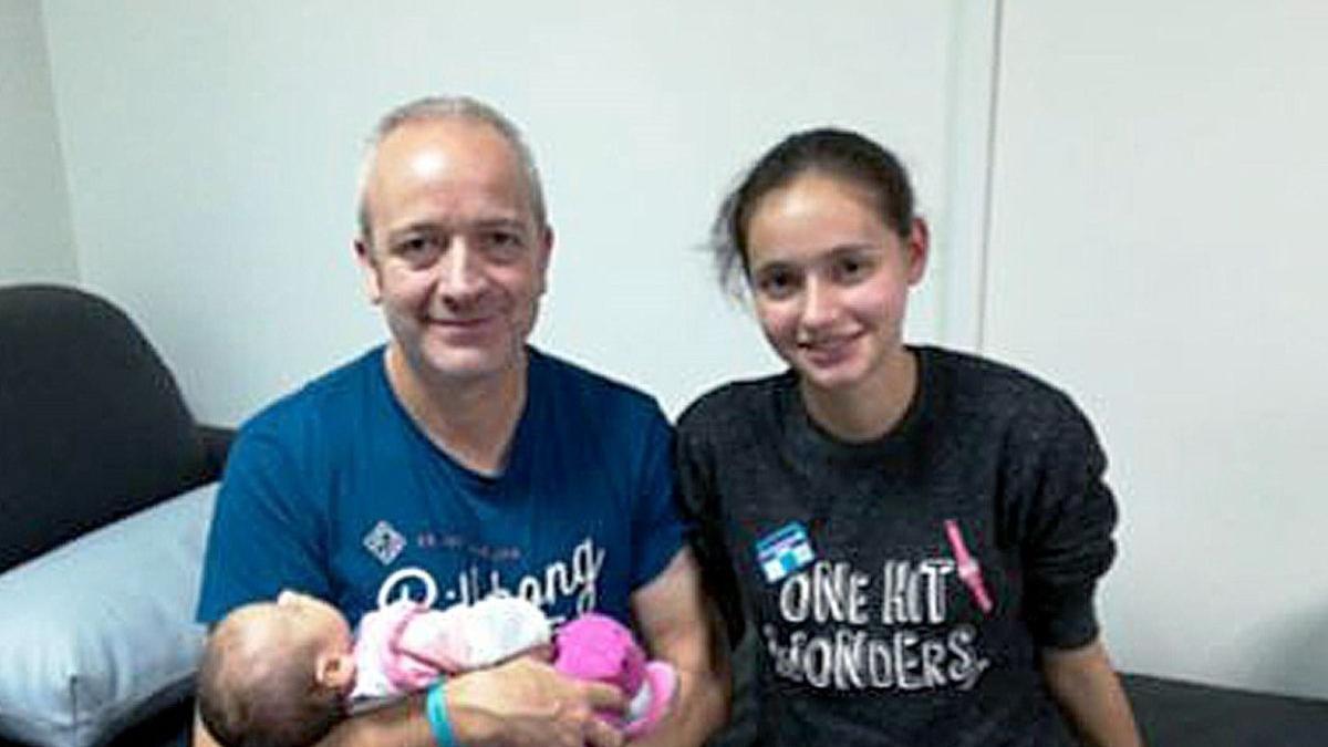 Patricia Aguilar junto a su padre y su hija en una imagen de la serie.