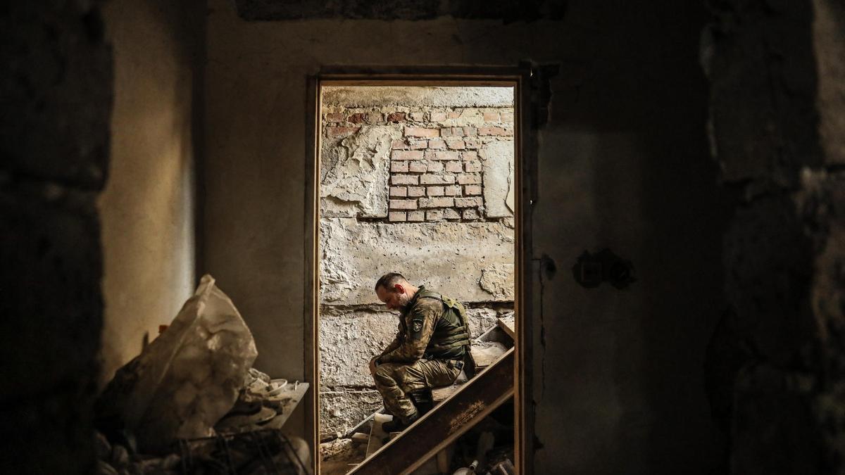 Soldados de la 24ª Brigada Mecanizada Separada 'King Danylo' descansa en el interior de un edificio en el frente en una localización no revelada en la región de Donetsk en Ucrania el 24 de mayo de 2023.