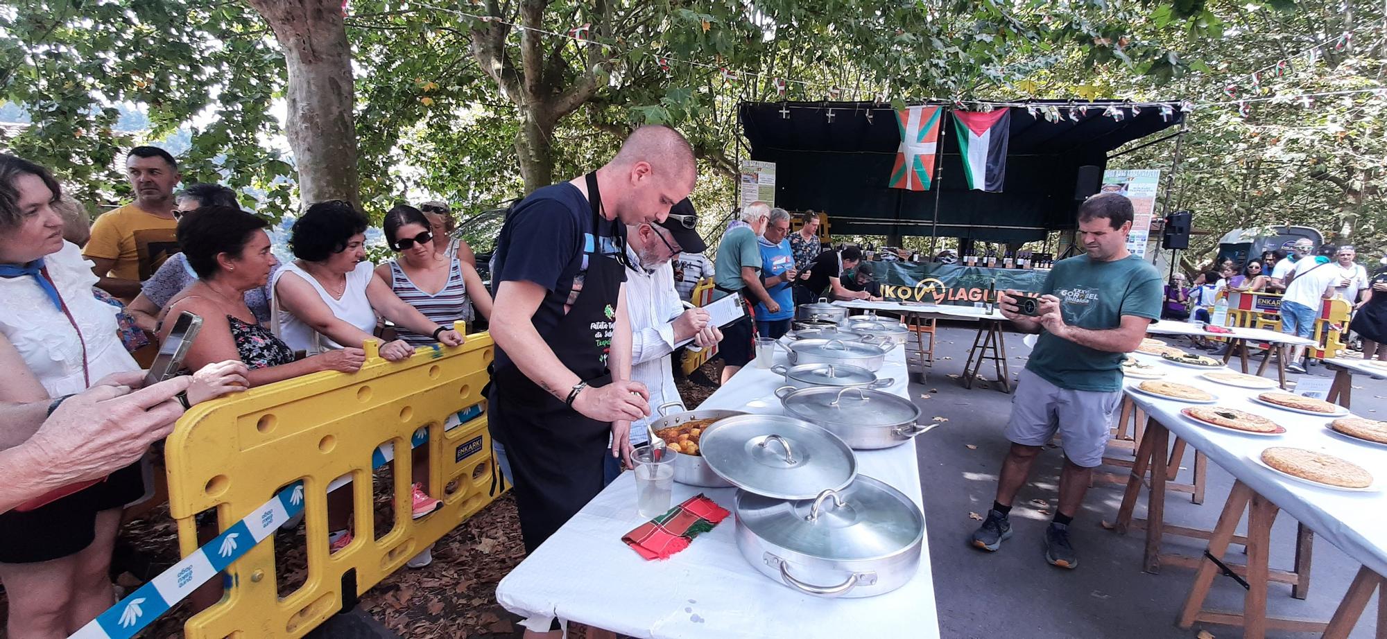 Los jueces puntuando las cazuelas de sukalki
