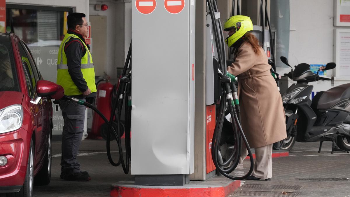 Una persona echa combustible.