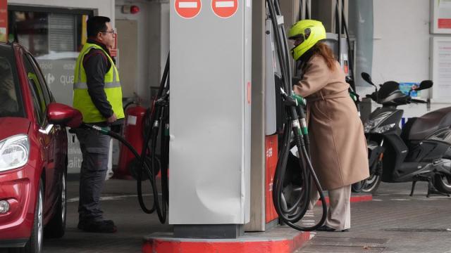 Una persona echa combustible.