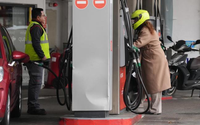 Una persona echa combustible.
