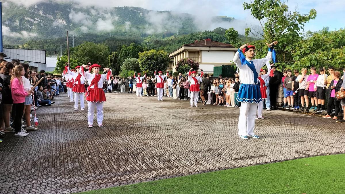 Nueve dantzaris de Oñatz han abierto hoy un intenso fin de semana. En la imagen, durante el recorrido de este viernes.