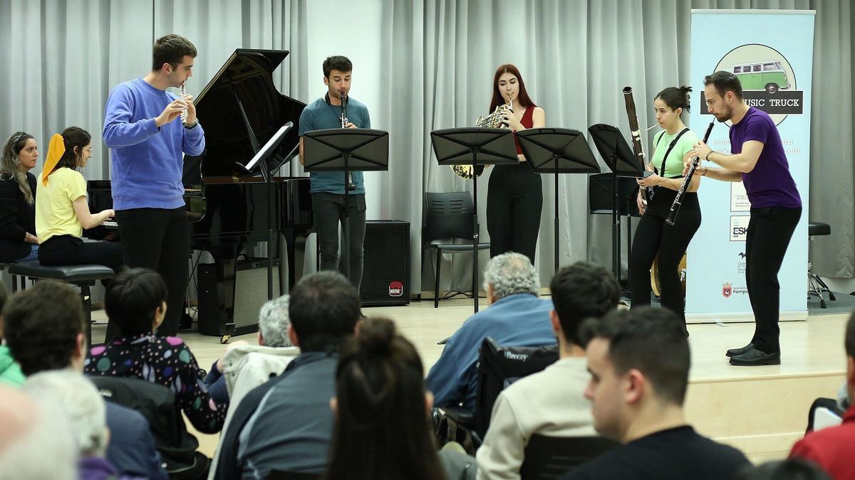 Concierto de los alumnos del Conservatorio a personas con discapacidad del centro San José.