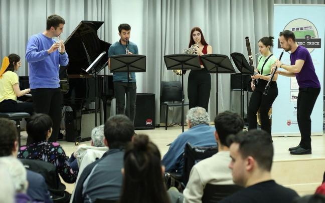 Concierto de los alumnos del Conservatorio a personas con discapacidad del centro San José. Concierto de los alumnos del Conservatorio a personas con discapacidad del centro San José.