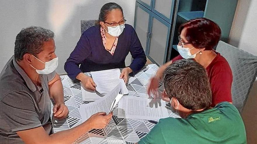 Personas arrendatarias junto a los propietarios de una vivienda de Vitoria firmando un alquiler para el proyecto Con-viviendo.