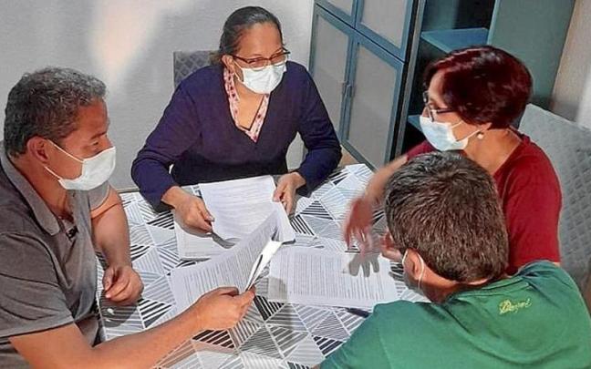 Personas arrendatarias junto a los propietarios de una vivienda de Vitoria firmando un alquiler para el proyecto Con-viviendo.