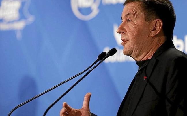 El coordinador general de EH Bildu, Arnaldo Otegi, en su intervención en un desayuno informativo ayer en la capital vizcaina. | FOTO: EFE El coordinador general de EH Bildu, Arnaldo Otegi, en su intervención en un desayuno informativo ayer en la capital vizcaina. | FOTO: EFE