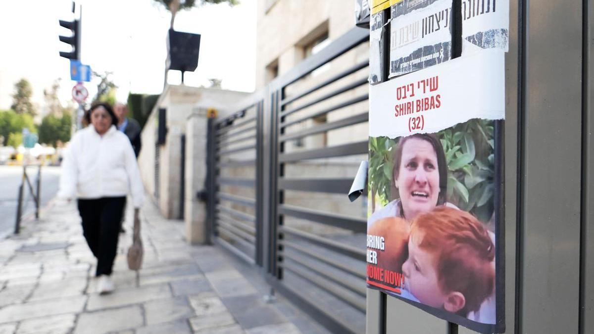 Un cartel con la imagen de Shiri Bibas, colocado cerca de la residencia de Netanyahu en Jerusalén.