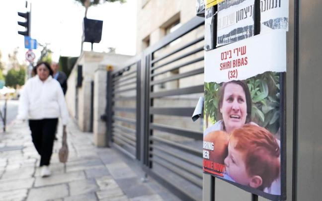 Un cartel con la imagen de Shiri Bibas, colocado cerca de la residencia de Netanyahu en Jerusalén.