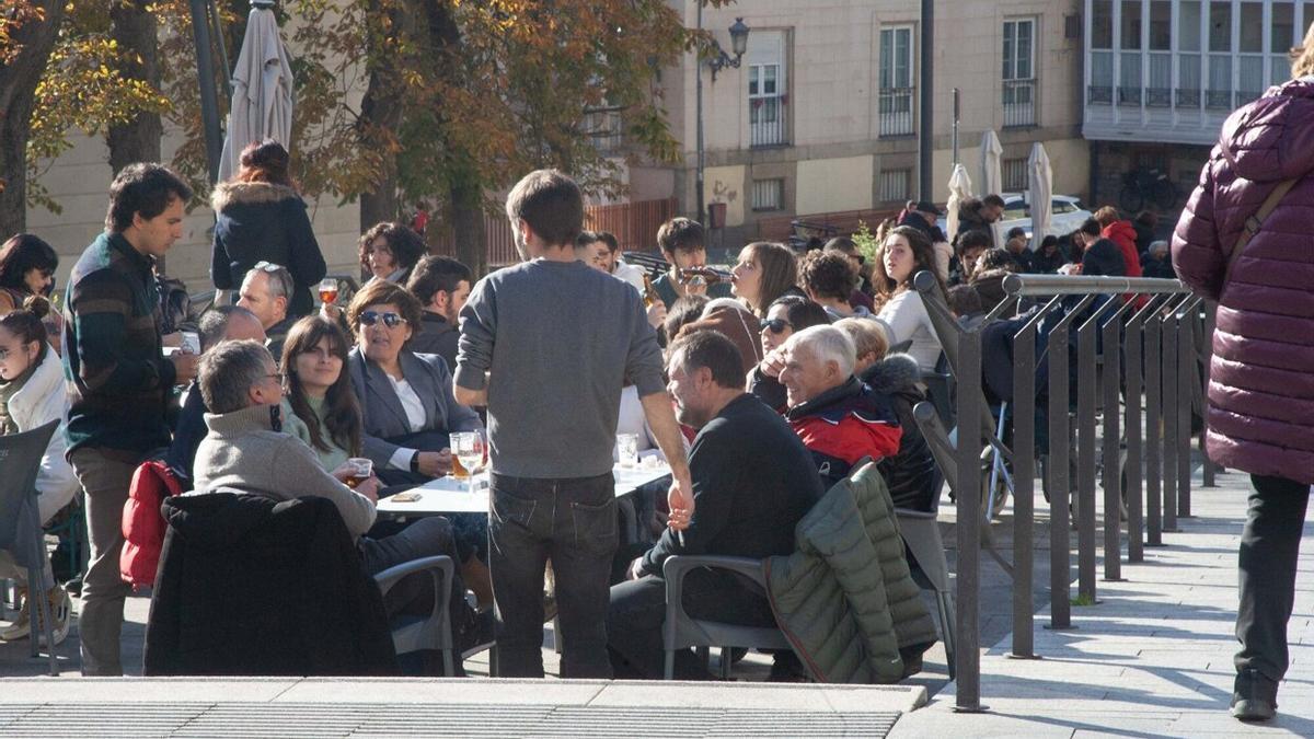 Varias personas en una terraza de Vitoria